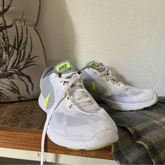 Nike Revolution 3 Running Shoe 9.5 White Grey Lime Athletic Everyday Sporty EUC - Picture 9 of 9